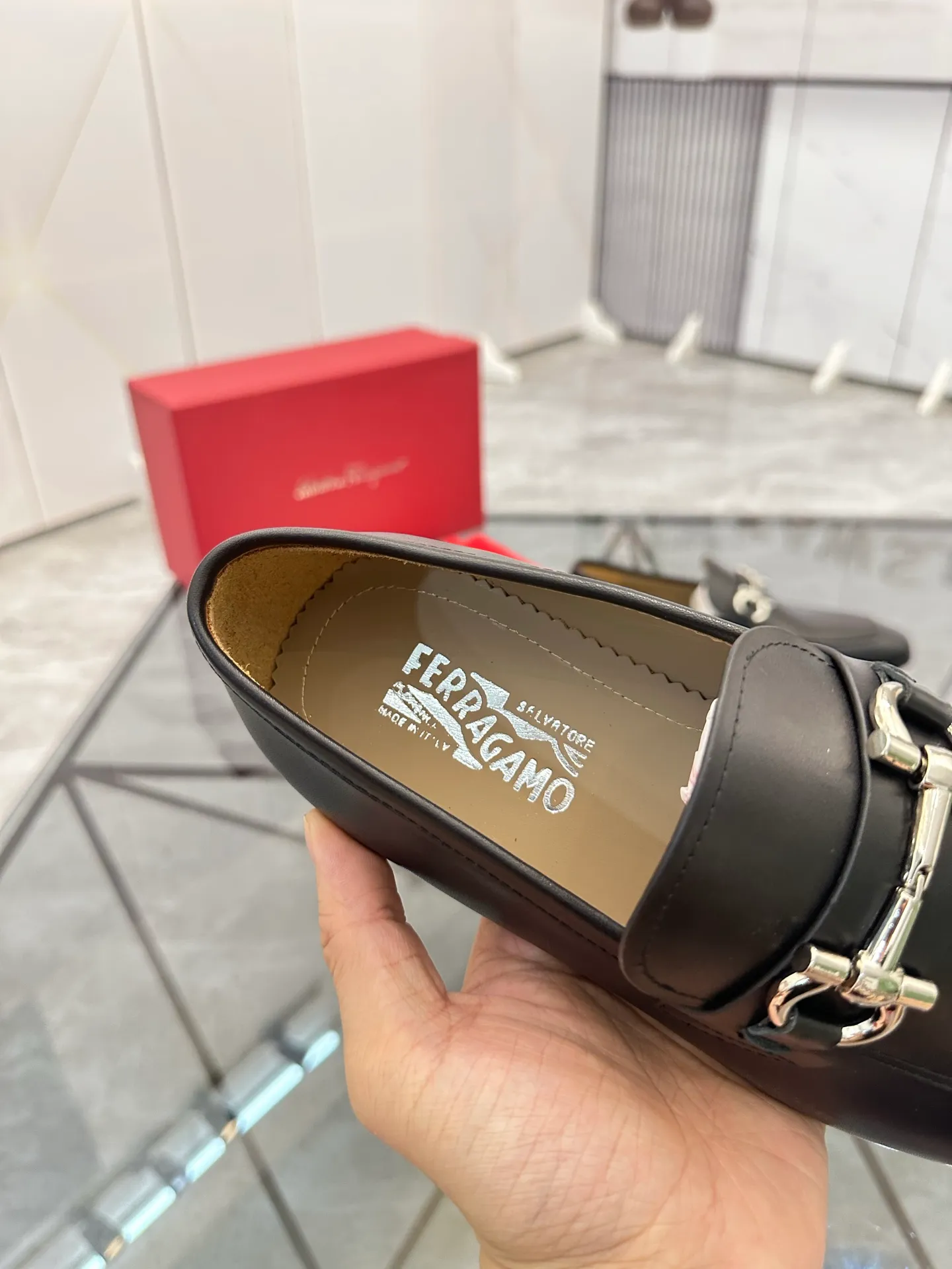 Men's shoes: 💰P640¥ High-end quality Product trademark: Ferragamo* "Ferragamo*" leather shoes Regular size: 38-44 (can be customized to 45.46.) Product materials: imported first-layer cowhide leather upper, cowhide lining, original outsole. Number: 688